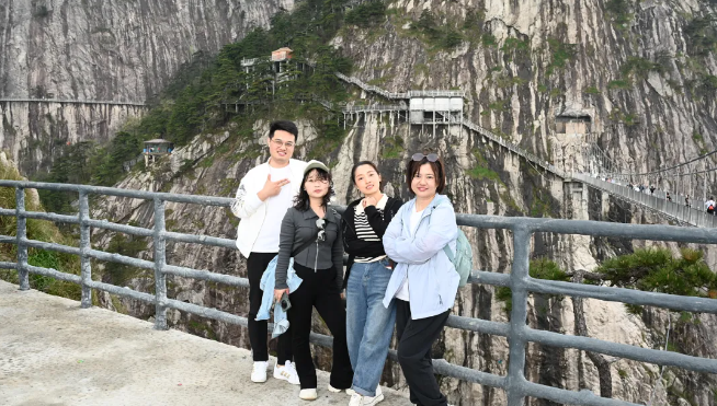 威客电竞风管销售中心员工在安徽明堂山景区照片