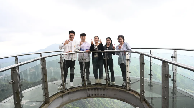 威客电竞风管销售中心员工在安徽明堂山景区照片