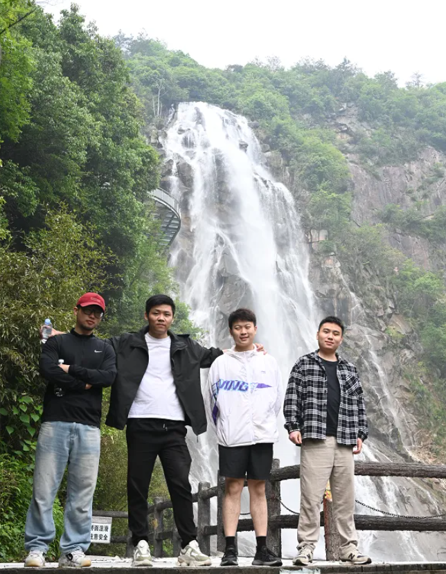 威客电竞风管销售中心员工在安徽明堂山景区照片