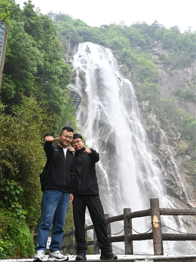 威客电竞风管销售中心员工在安徽明堂山景区照片